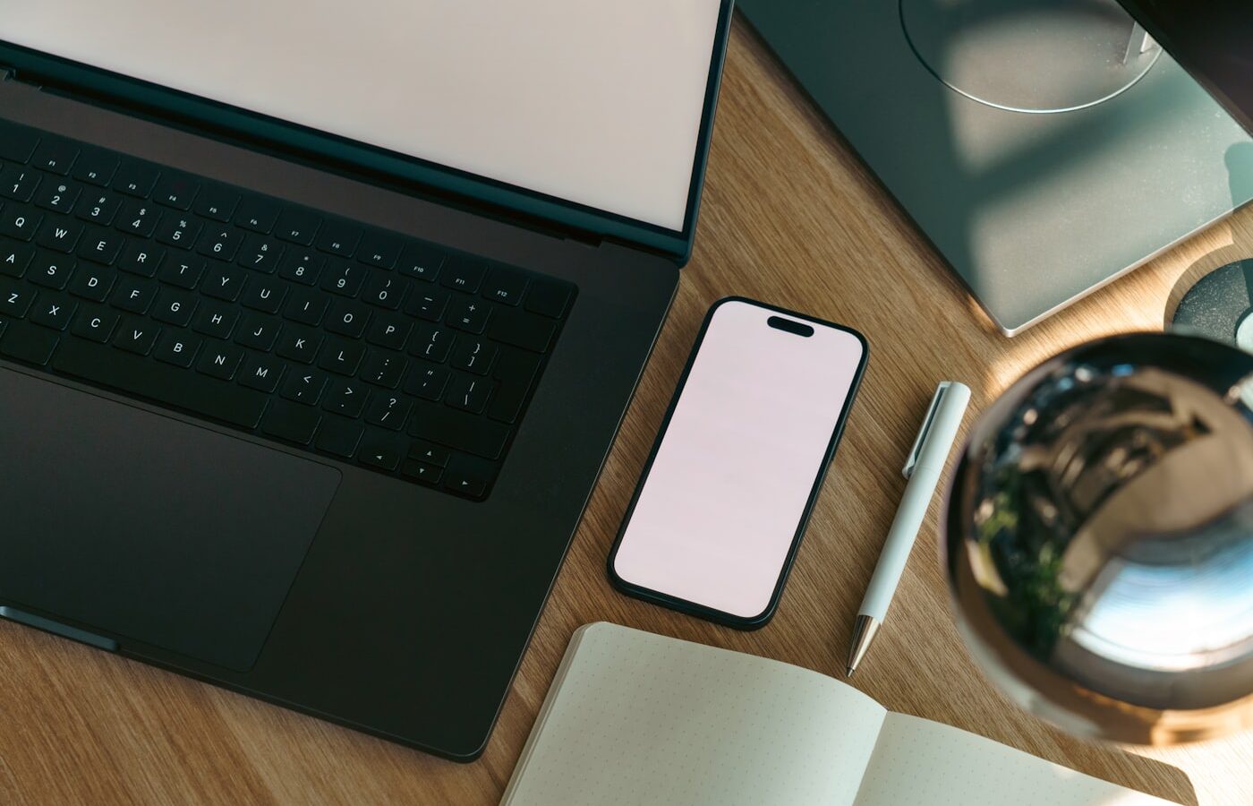 Solo-Designer oder Agentur — was passt zu welchem Webdesign-Projekt?
